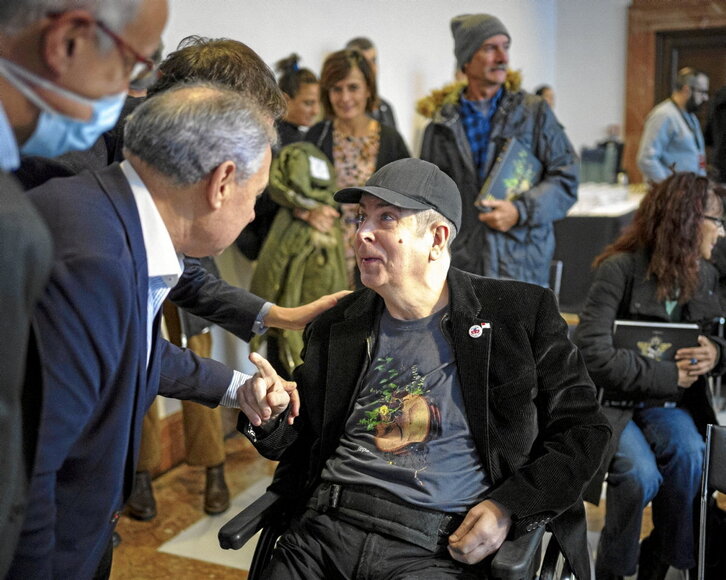 Kepa Junkera posa ante «El acordeonista», de Aurelio Arteta. Al lado, durante el acto de presentación que tuvo lugar en el Museo Bellas Artes de Bilbo.