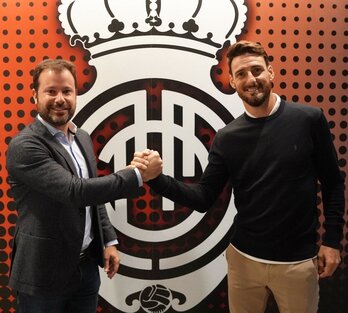 Aritz Aduriz, a la derecha de la imagen, regresa al Mallorca como adjunto a la dirección deportiva.