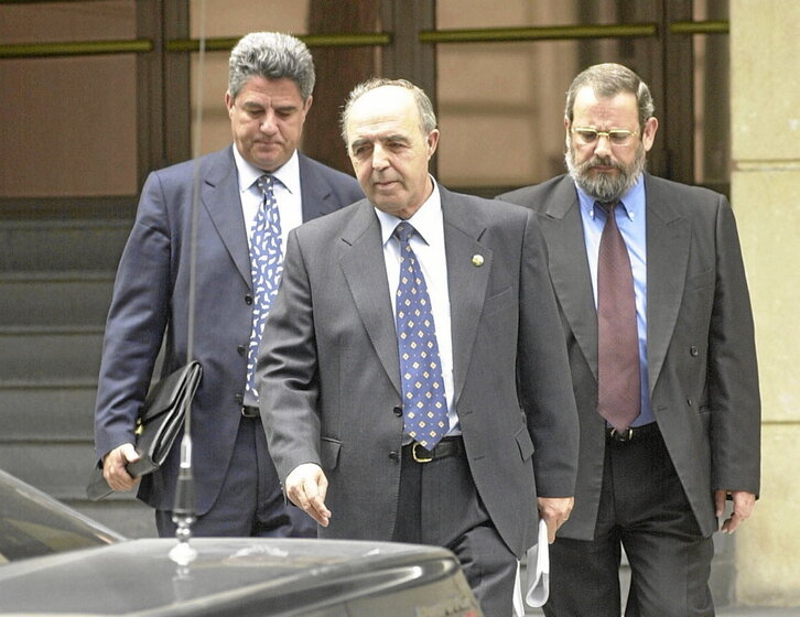 Galindo, en el centro, durante el juicio por el caso de Lasa y Zabala.