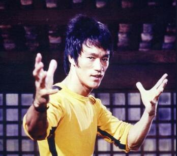 Bruce Lee con su icónico chandal amarillo en 'El juego de la muerte' (1978).