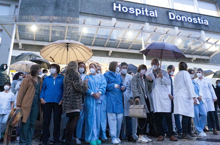 Concentración este miércoles en la entrada al Hospital Donostia.