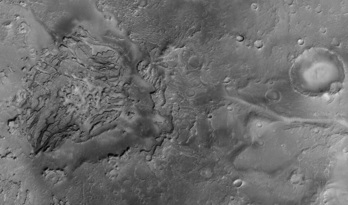 Un valle de entrada y sedimentos en la superficie de Marte. 