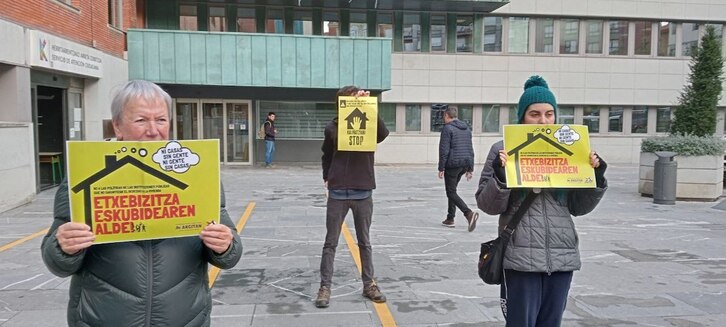 Acción de Berri Otxoak este miércoles ante el Ayuntamiento de Barakaldo.