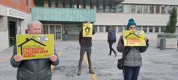 Acción de Berri Otxoak este miércoles ante el Ayuntamiento de Barakaldo.