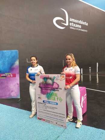 Olatz Arrizabalaga eta Amaia Aldai, larunbateko jaialdiko kartelarekin.