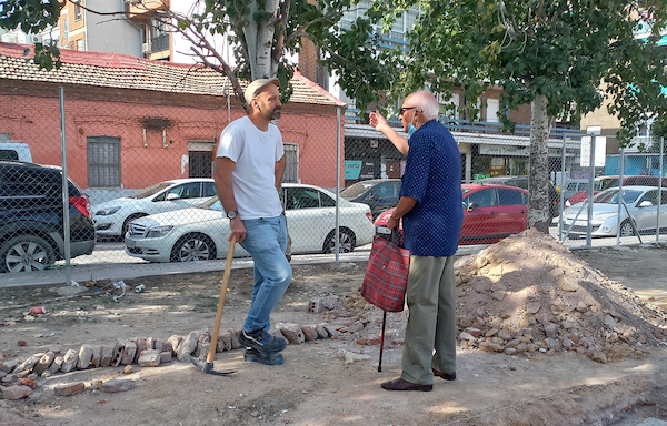 Alfredo González-Ruibal dialoga con Vicente Córdoba, vecino de la zona de 93 años de edad.