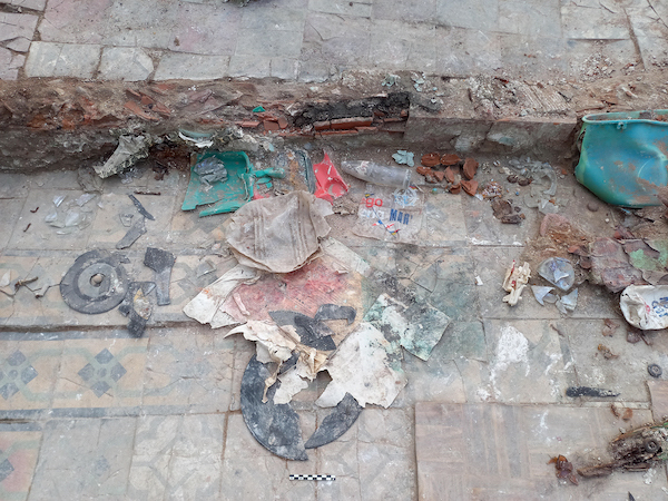 Objetos abandonados en el lugar, entre los que figuraban discos. (Alfredo GONZÁLEZ-RUIBAL)