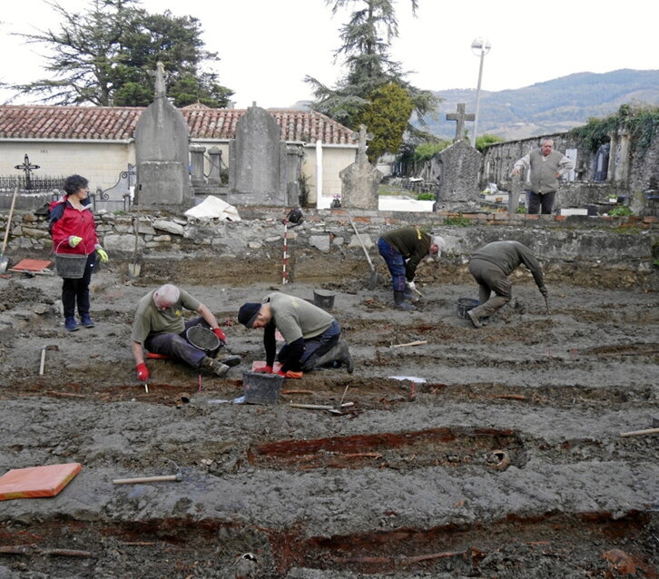 Exhumaciones en el cementerio.
