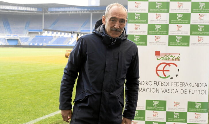 Juanjo Arregi, actual seleccionador de Euskal Selekzioa, posa en el césped de Mendizorrotza.