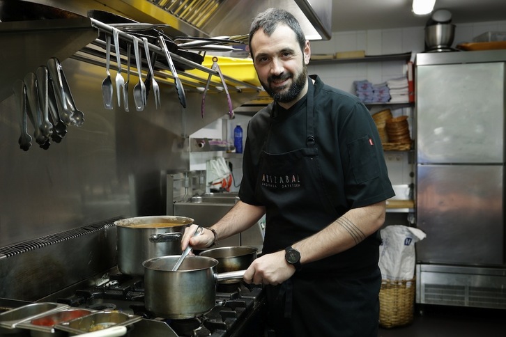 Igor Gorriti, Usurbilgo Artzabal jatetxeko sukaldeko heltzeen artean. 