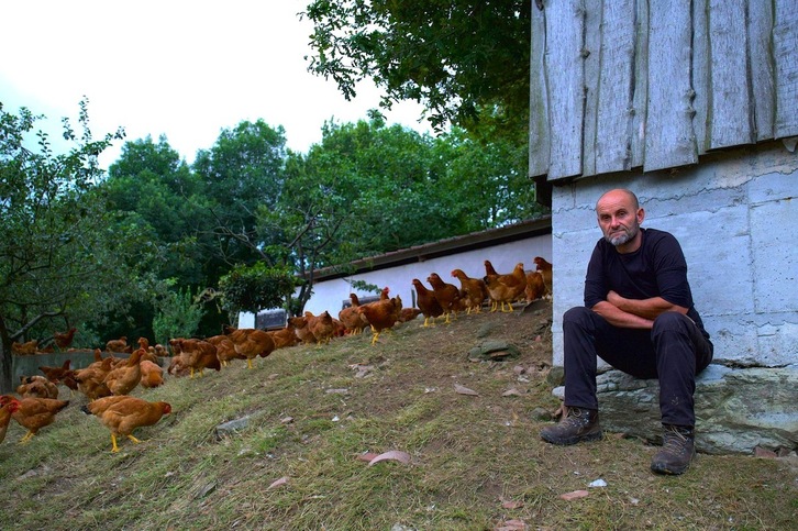 Koldo Huegun Lumagorriko lehendakaria, bere oilaskoen ondoan.