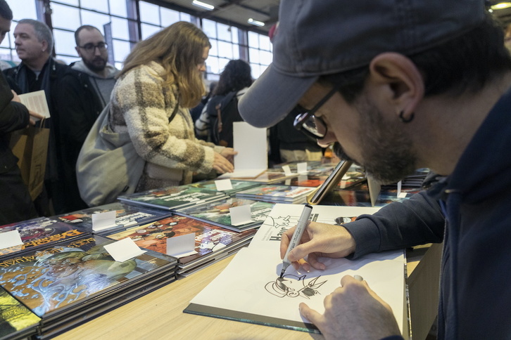 Alex Sanvi ‘Xabiroi’ aldizkariaren standean.