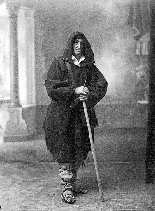 1924an egindako argazkia. Gerora ikono bihurtu da eta horri esker iritsi da guganaino artzain bertsolariaren historia.