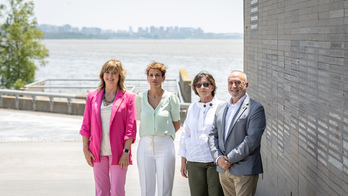 La consejera Ana Ollo; la lehendakari María Chivite; la directora del Parque de la Memoria de Buenos Aires, Nora Hochbaum; y el consejero Juan Cruz Cigudosa.