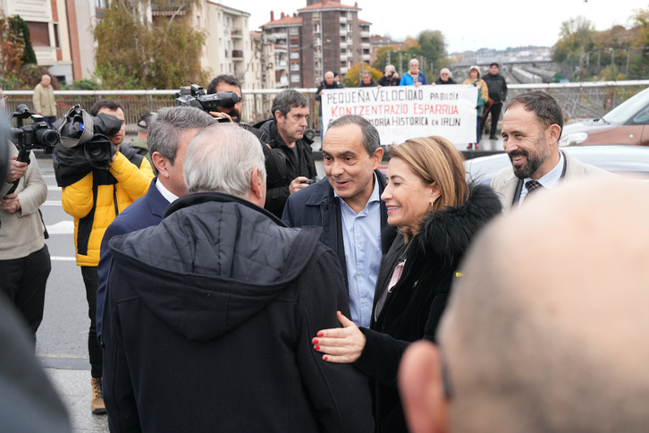 La demanda de amparo a Pequeña Velocidad, ante la ministra Sánchez esta mañana en Irun.