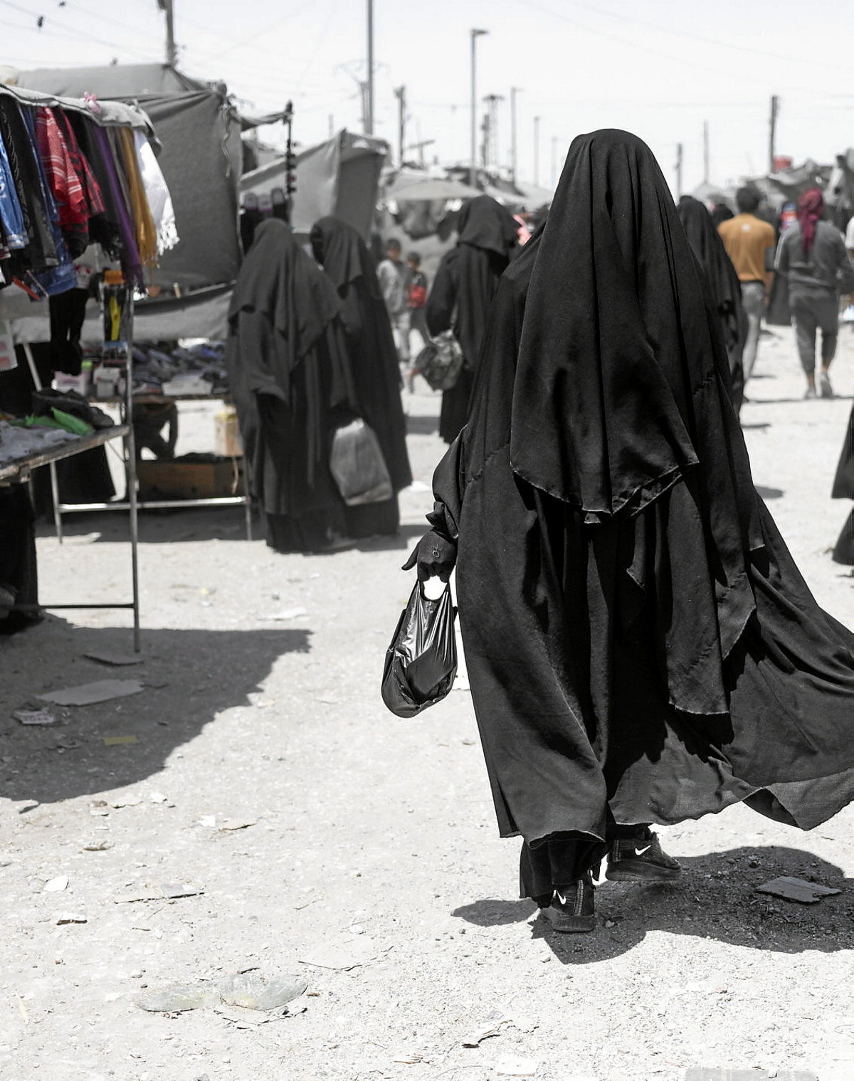 Emakumeak Al-Holeko kaleetan barna (Florent VERGNES | AFP)