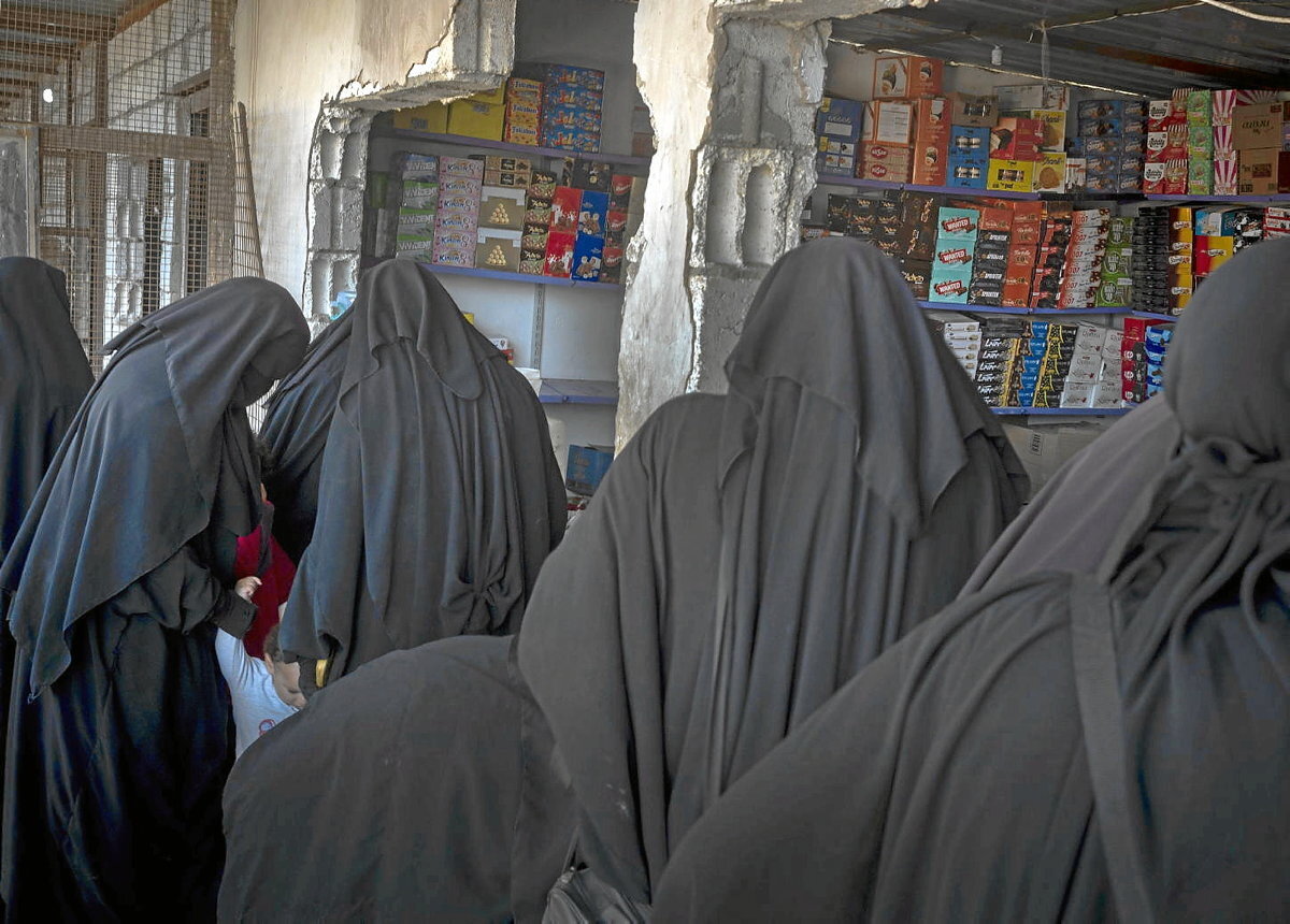 Emakumeak, jihadisten emazteak edo alargunak gehienak, erosketak egiten (R. GARCIA-VILANOVA / MSF)