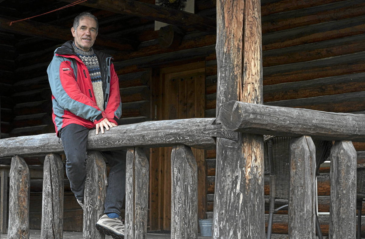 Ossa, Artaza Urederra kanpineko egurrezko etxe baten atarian (Jagoba MANTEROLA / FOKU)