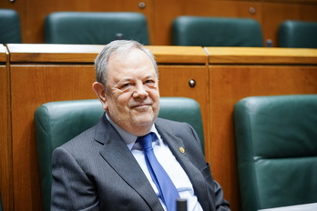 El consejero de Economía y Hacienda, Predro Azpiazu, satisfecho con la aprobación inicial de sus presupuestos.