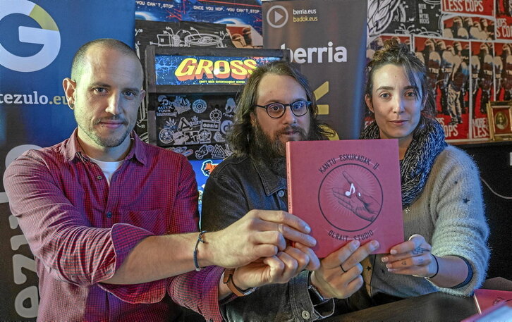 Ezker-eskuin, Gaizka Izagirre, «Gaztezulo» aldizkariko zuzendaria; Beñat Rodriguez, Olrait Studiokoa, eta Raitx abeslari donostiarra, argitalpenaren aurkezpenean.