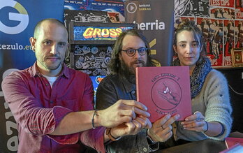 Ezker-eskuin, Gaizka Izagirre, «Gaztezulo» aldizkariko zuzendaria; Beñat Rodriguez, Olrait Studiokoa, eta Raitx abeslari donostiarra, argitalpenaren aurkezpenean.