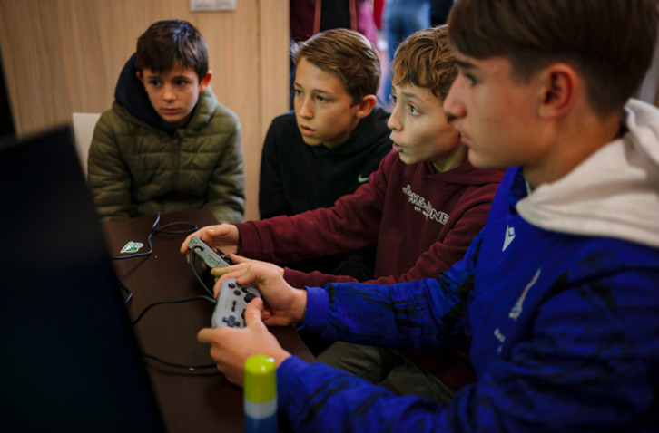 Hainbat gazte bideojokoek erakarrita etorri dira gaur Landakora.