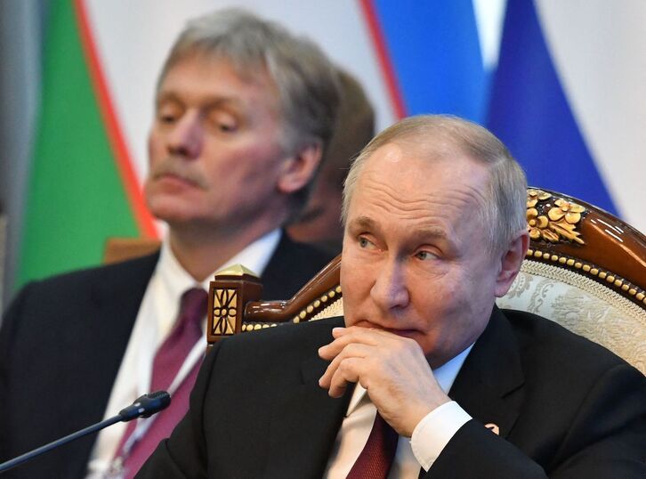 El presidente ruso, Vladimir Putin, y el portavoz del Kremlin, Dmitry Peskov, en Bishkek.