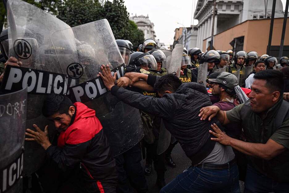 Manifestantes reclaman la libertad de Castillo hacen frente a la Policía en Lima.