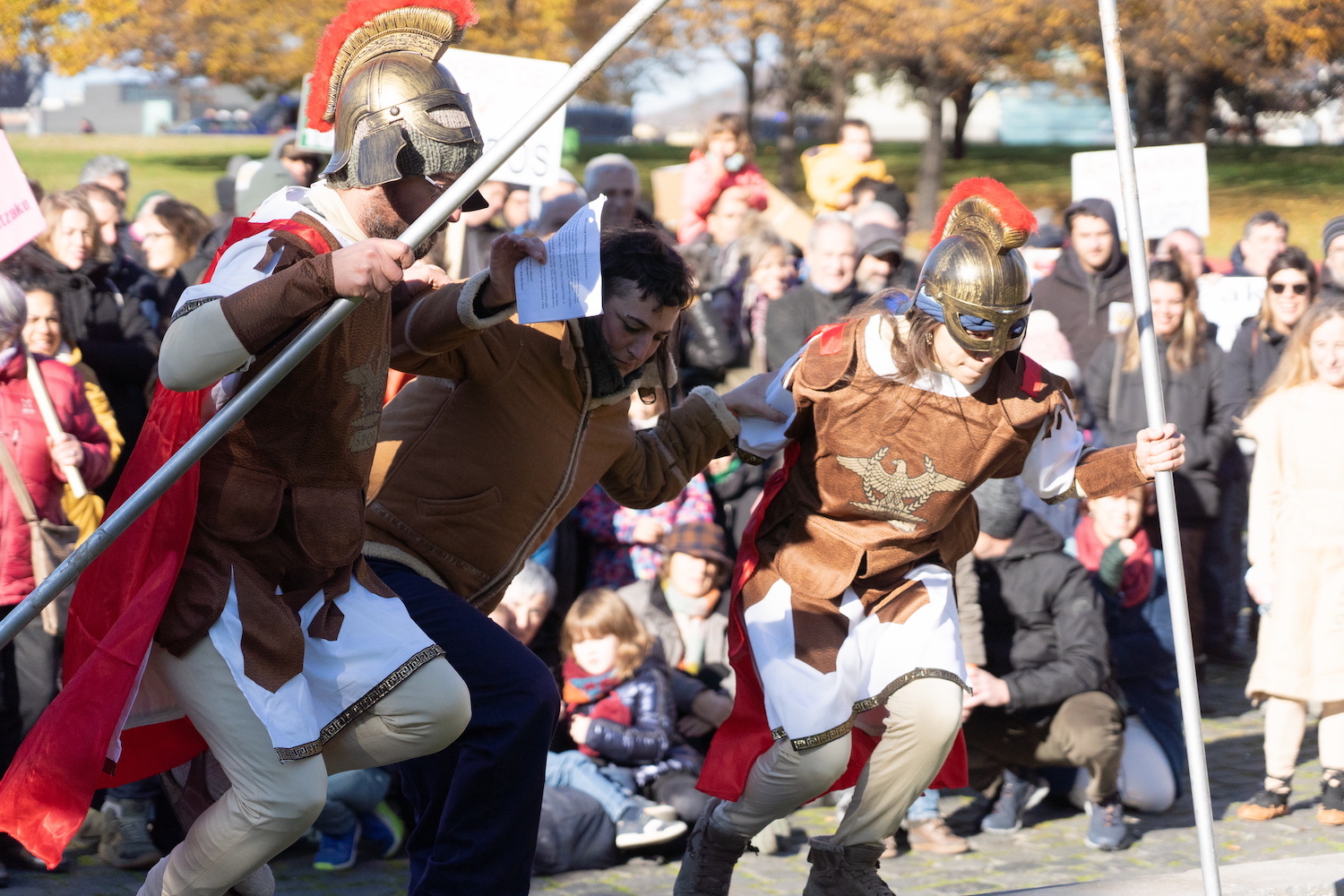 Foruen Plazan eginiko antzerkia, AHTaren lanak gelditzea eskatzeko. (Jagoba MANTEROLA/FOKU)