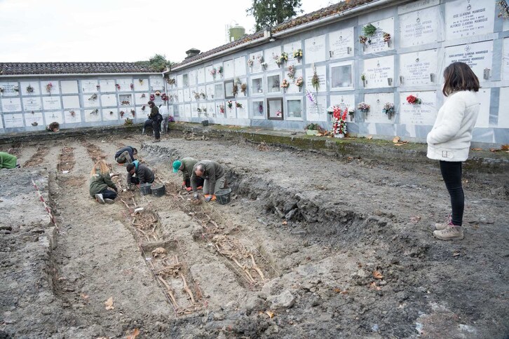La consejera Artolazabal sigue los trabajos de Aranzadi en el cementerio de Urduña.