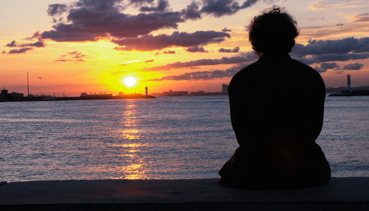 Yuri contempla el Bósforo desde el barrio de Kadikoy.