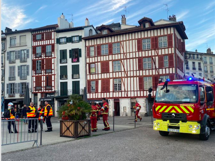 Los servicios de emergencia, en la zona donde ha surgido el riesto de derrumbamiento.