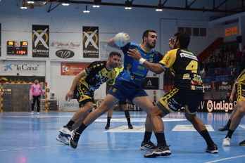 Jon Azkue trata de buscar un hueco en la defensa rival.