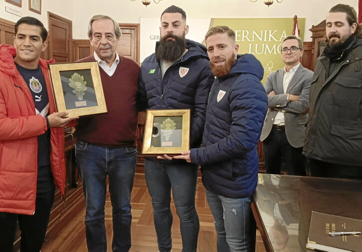 Una representación de Athletic y Chivas, con el presidente Amaury Vergara Zatarain a la derecha, en la recepción municipal realizada ayer en Gernika.