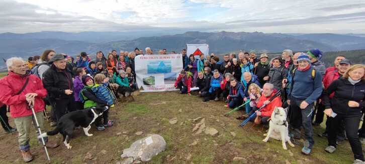 Foto de grupo de los participantes en la marcha contra el proyecto de Euskal Haizie.