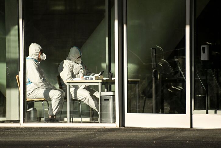 Guardas de seguridad con los equipos de protección frente al covid, en Pekín.
