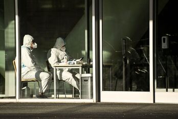 Guardas de seguridad con los equipos de protección frente al covid, en Pekín. 