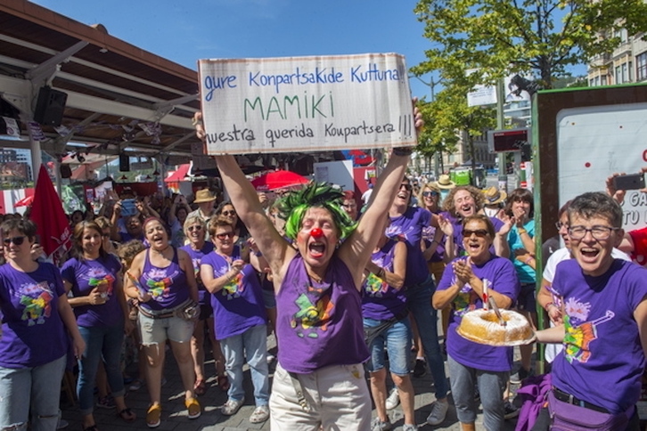 Mamiki konpartsako kideak artxiboko irudi batean, 40. urteurrena ospatzen.