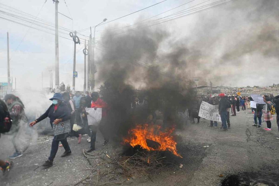 Un grupo de manifestantes corta la carretera Panamericana en Arequipa.