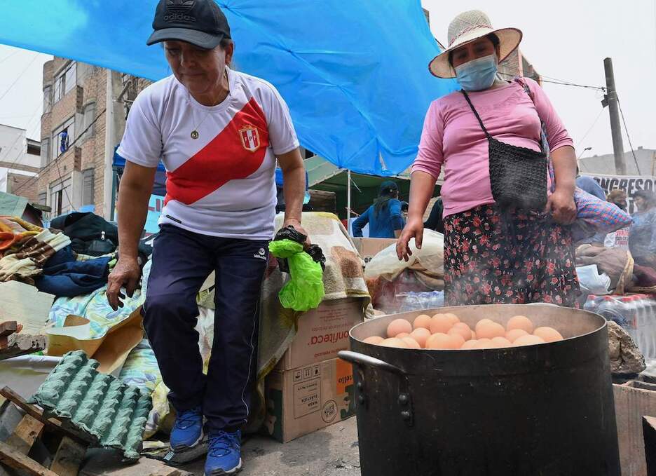 Partidarias de Castillo preparan comida para los manifestantes.