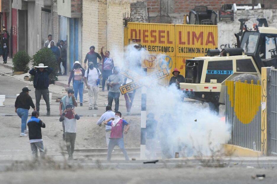 Los manifestantes han respondido a la actuación policial.
