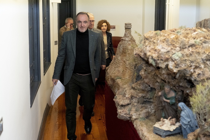 Esparza entra en la sala de prensa, seguido de Enrique Maya y Miguel Sanz.