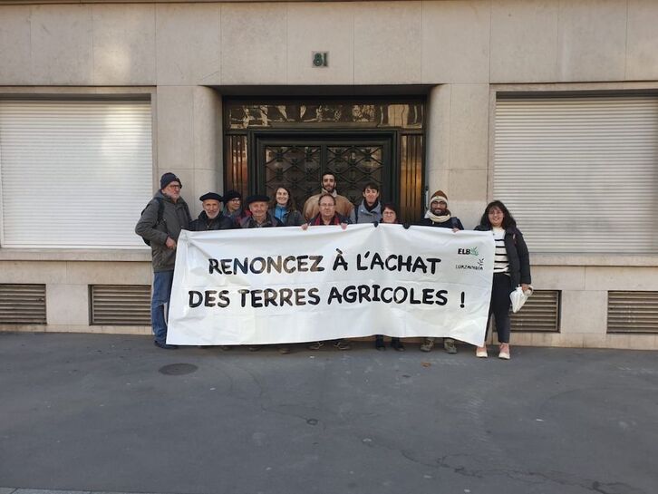 Lurzaindiako kideak Arbonan etxea erosi nahi zuen bikotearen etxeko atarian, Parisen.