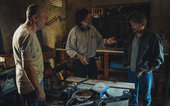 Víctor Erice reparte instrucciones a Jose Coronado y Manolo Solo en 'Cerrar los ojos'.