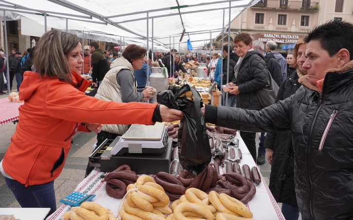 Jende ugari hurbildu da feriara.
