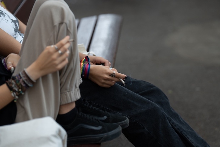 Nueva Zelanda aprueba la ley que prohíbe progresivamente la venta de tabaco.