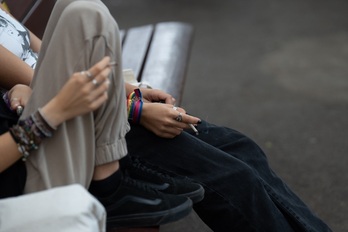 Nueva Zelanda aprueba la ley que prohíbe progresivamente la venta de tabaco.