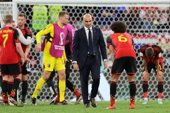 Roberto Martínez consuela a los jugadores belgas tras ser eliminados en Qatar.