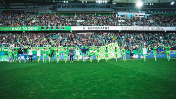 Las jugadoras del Wolfsburgo saludan a su afición.