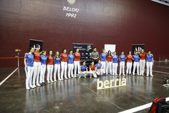 Binakako txapelketan parte hartuko duten pilotariak, gaur Zumarragan.